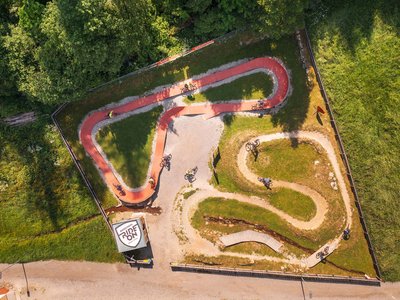Holiday in Sölden: what’s included Aerial view of a bike training park with children on red tracks