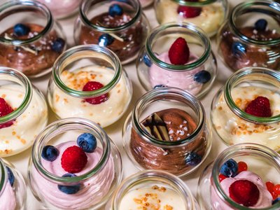 Das Restaurant in Sölden im Hotel Sunny Verschiedene Dessertcremes mit Beeren in kleinen Gläsern