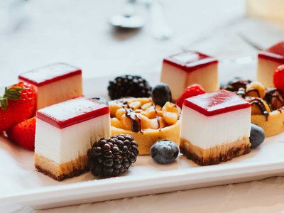 Das Restaurant in Sölden im Hotel Sunny Verschiedene kleine Desserts mit Beeren auf weißem Teller