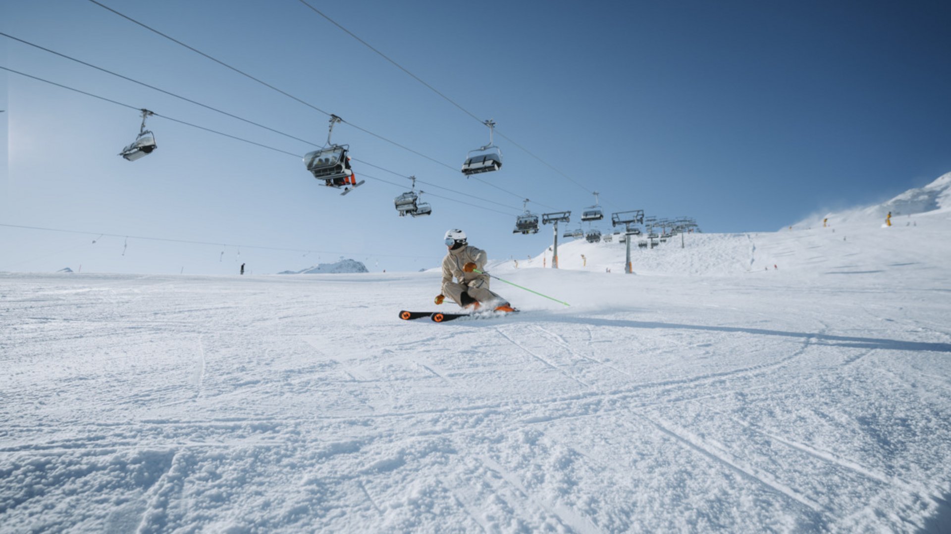 Dein 4-Sterne-Hotel in Sölden Skifahrer auf verschneiter Piste unter Sesselliften