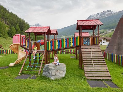 Family hotel in Sölden: Hotel Sunny Sölden Children's playground with slides and climbing frames in Alpine setting