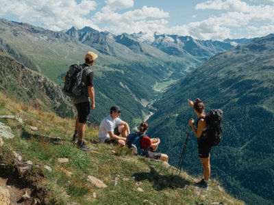 Ausflugsziele in Sölden gesucht? Wandergruppe auf einem Bergpfad mit Blick auf ein alpines Tal