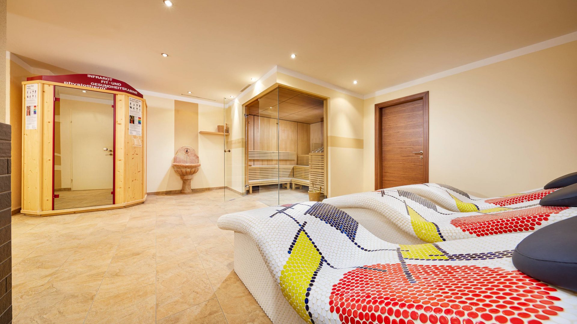 Wellness hotel in Sölden: Hotel Sunny Relaxation room with loungers, infrared cabin, and glass-door sauna