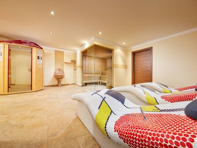 Wellnesshotel in Sölden: Hotel Sunny Ruheraum mit Liegen, Infrarotkabine und Sauna mit Glastür